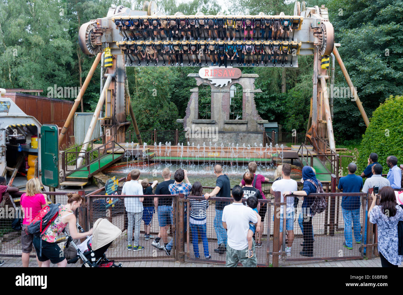 Leute beobachten die Ripsaw Fahrt Freizeitpark Alton Towers. Stockfoto