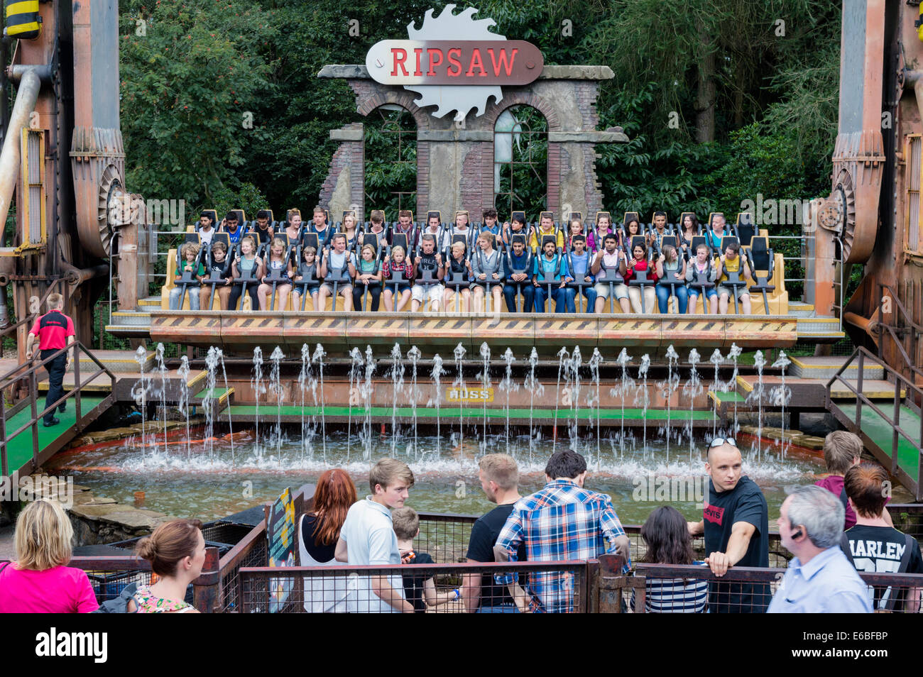Leute beobachten die Ripsaw Fahrt Freizeitpark Alton Towers. Stockfoto