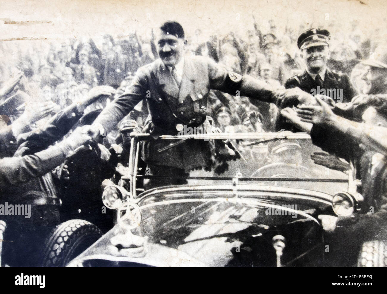 Adolf Hitler steht mit seinen Fans, Deutschland der 1940er Jahre in ein Cabrio und zitternden Händen. Reproduktion von antiken Foto. 18. August 2014. © Igor Golovniov/ZUMA Draht/Alamy Live-Nachrichten Stockfoto