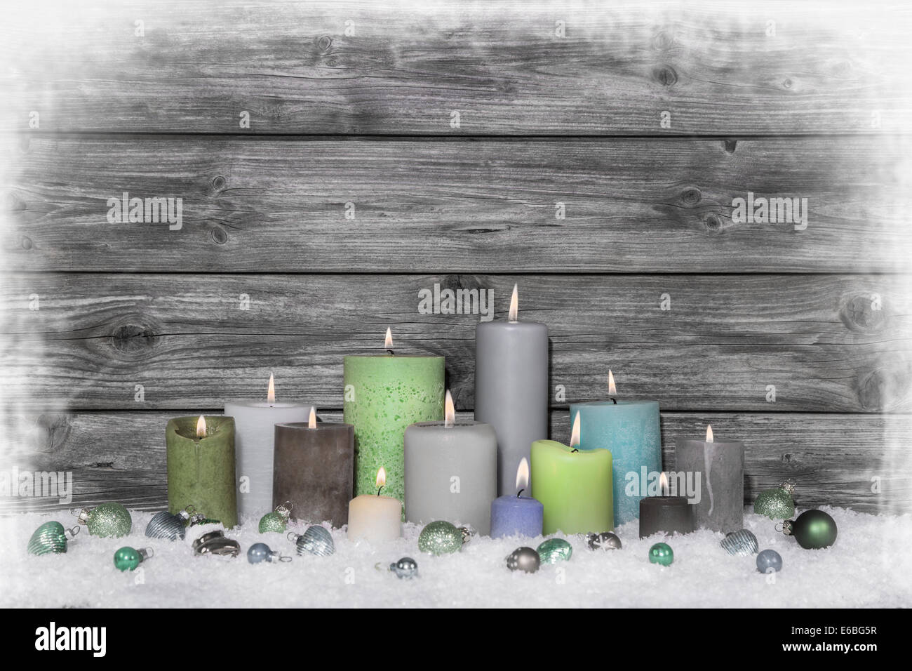 Glückwunsch-Weihnachtskarte mit vielen farbigen Kerzen auf hölzernen grau shabby chic Hintergrund. Stockfoto