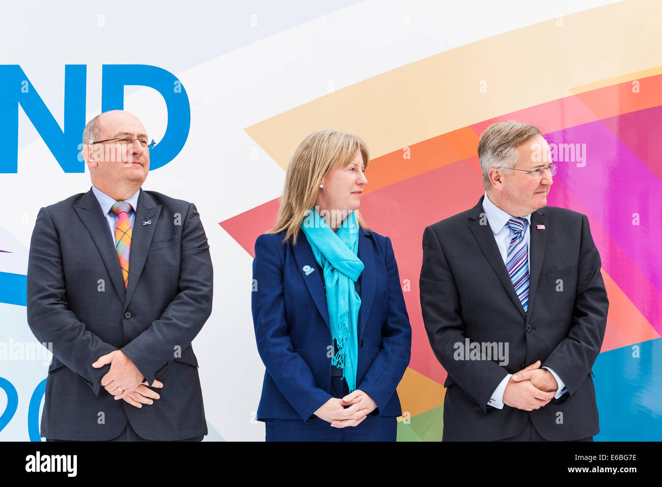 Michael Cavanagh, Shona Robison und Gordon Mathieson am George Square am Ende der Team Scotland Parade durch Glasgow. Stockfoto