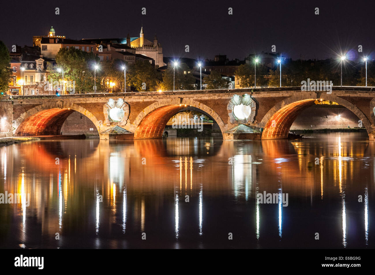 Nachtleben in Toulouse Brücke Langzeitbelichtung Stockfoto