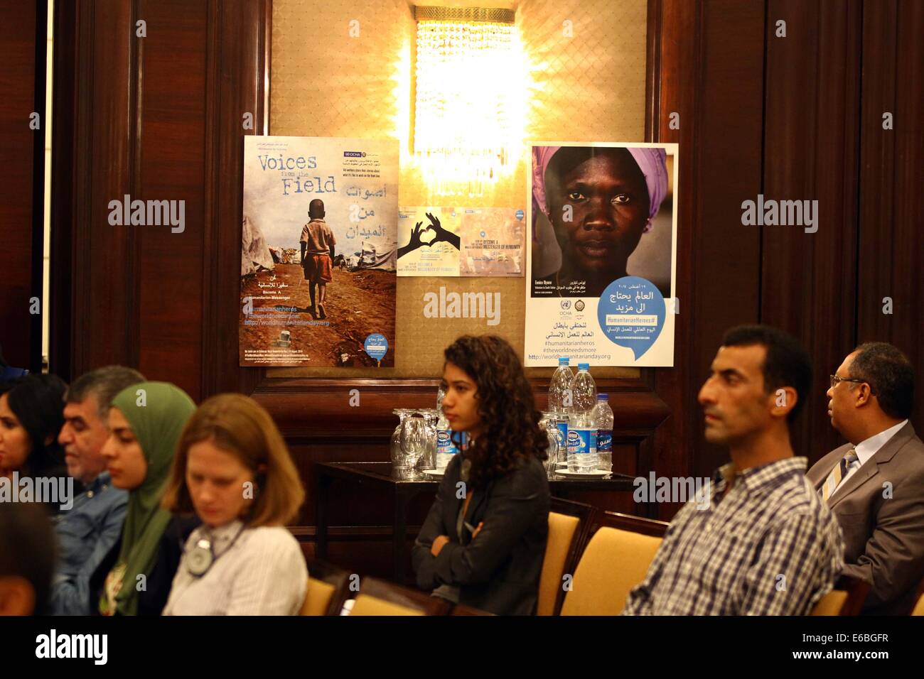 Kairo, Ägypten. 19. August 2014. Poster über humanitäre sind auf einer Pressekonferenz von humanitären Organisationen anlässlich der Welttag der humanitären Hilfe in Kairo, Ägypten, 19. August 2014 gesehen. © Ahmed Gomaa/Xinhua/Alamy Live-Nachrichten Stockfoto