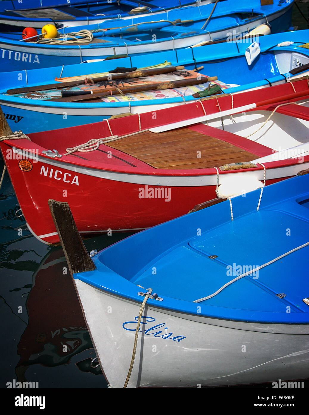 Boote im geschützten Hafen in Vernazza Italien angedockt Stockfoto
