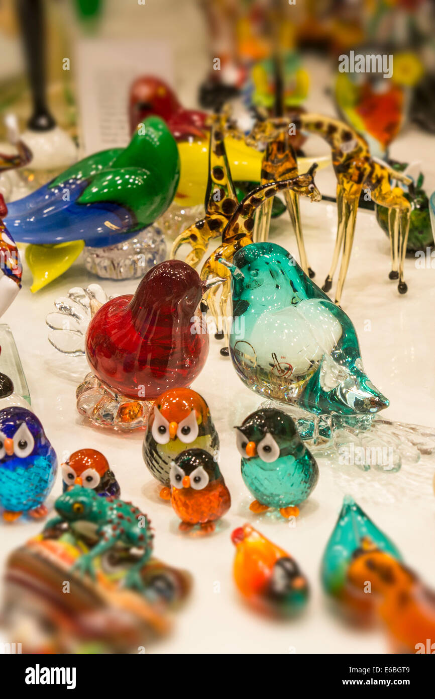 Murano venezianischem Glasfiguren in das Schaufenster eines Ladens auf eines der Fußgänger-Hauptstraßen in Venedig. Stockfoto