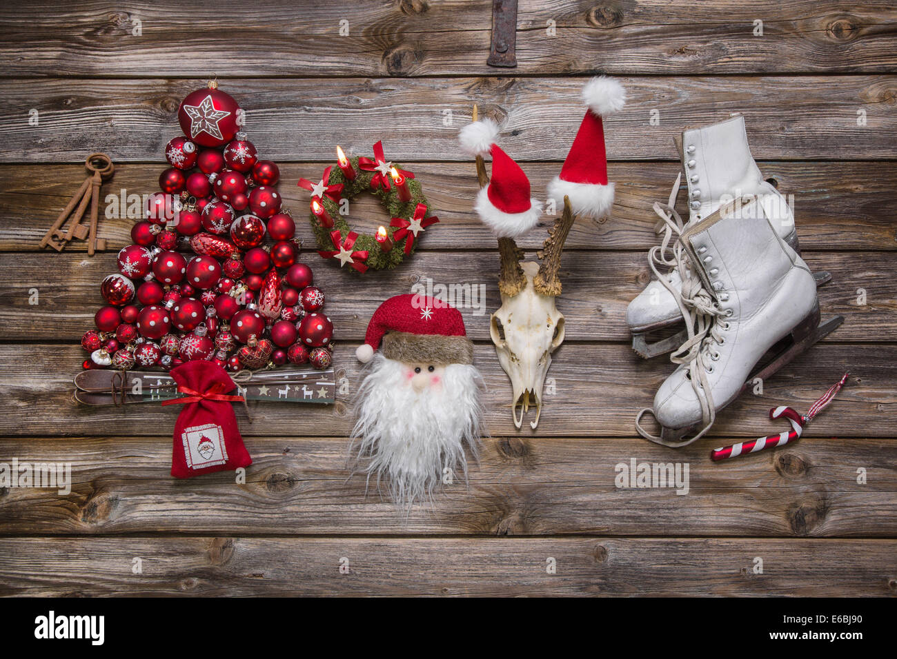 Weihnachtsdekoration in klassischen Farben: rot, weiß und Holz im Vintage Landhausstil. Stockfoto