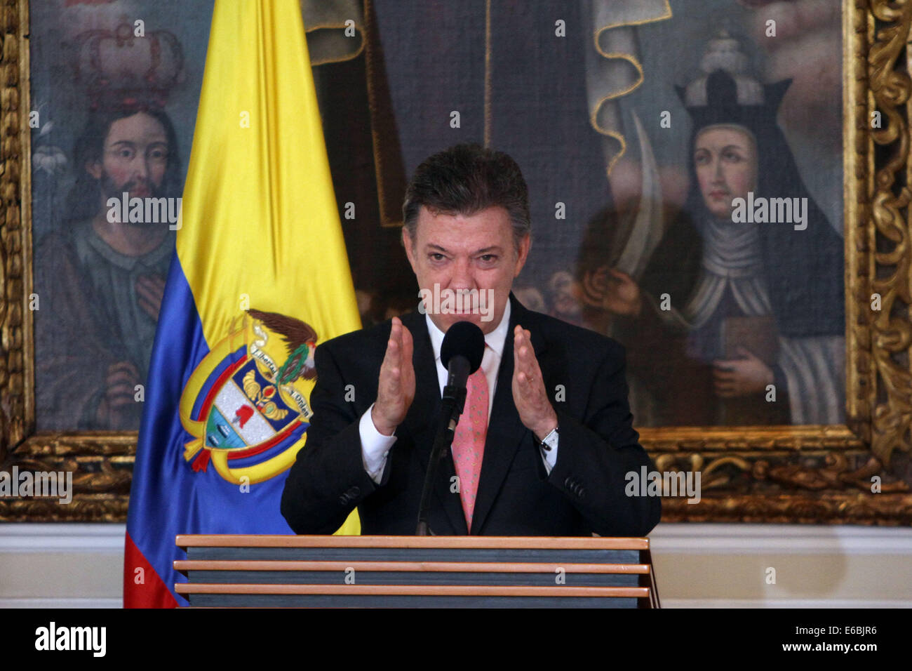 Bogota, Kolumbien. 19. August 2014. Kolumbianische Präsident Juan Manuel Santos beteiligt sich an der Annahme des Büros der Minister für seine neue Amtszeit in Bogota, der Hauptstadt Kolumbiens, am 19. August 2014. © COLPRENSA/Xinhua/Alamy Live-Nachrichten Stockfoto