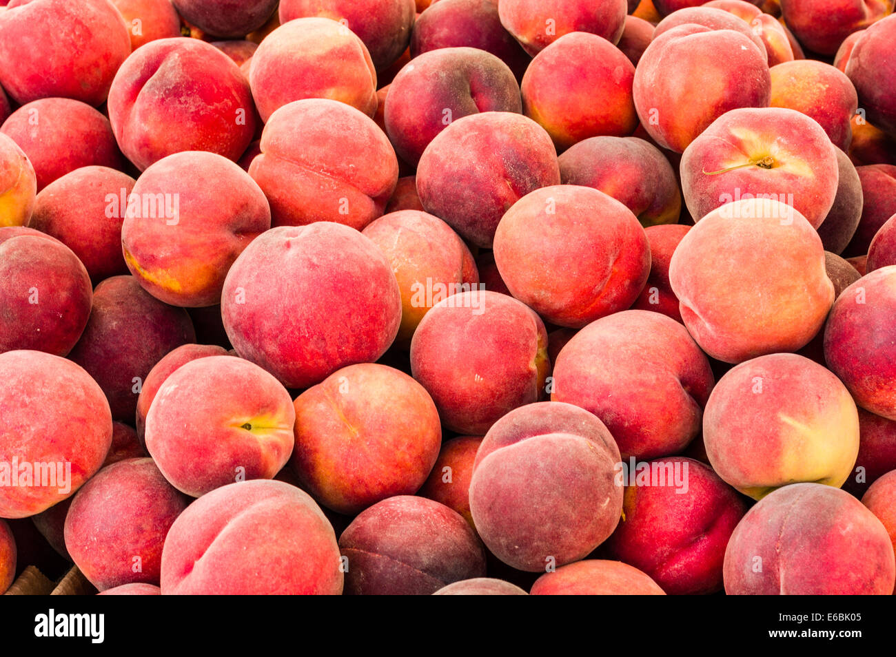 Pfirsiche frisch gepflückt auf dem Display auf dem Bauernmarkt Stockfoto