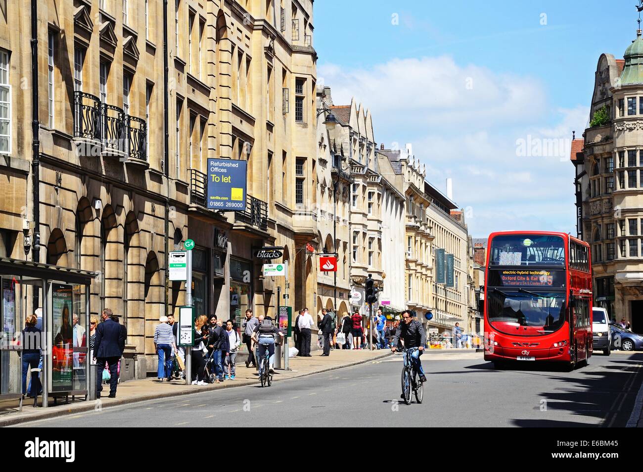 Rot Elektro-Hybrid-Bus entlang der St Aldates Street, Oxford, Oxfordshire, England, Vereinigtes Königreich, West-Europa. Stockfoto