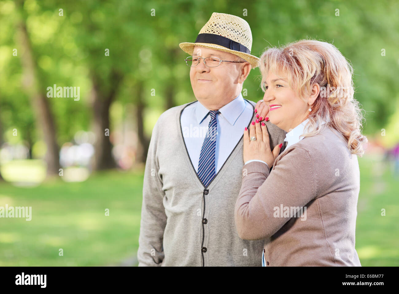 Schönes älteres paar stehen im Park und in der Ferne suchen Stockfoto