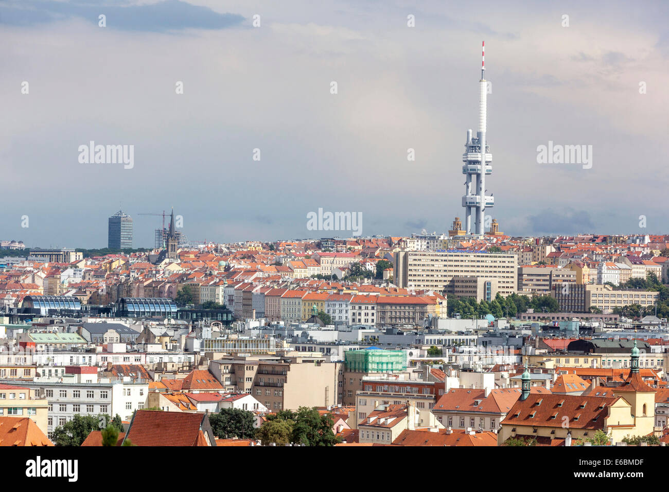 Neustadt Karlin und Zizkov, Fernsehturm mit Blick auf die Stadtviertel von Prag Stockfoto