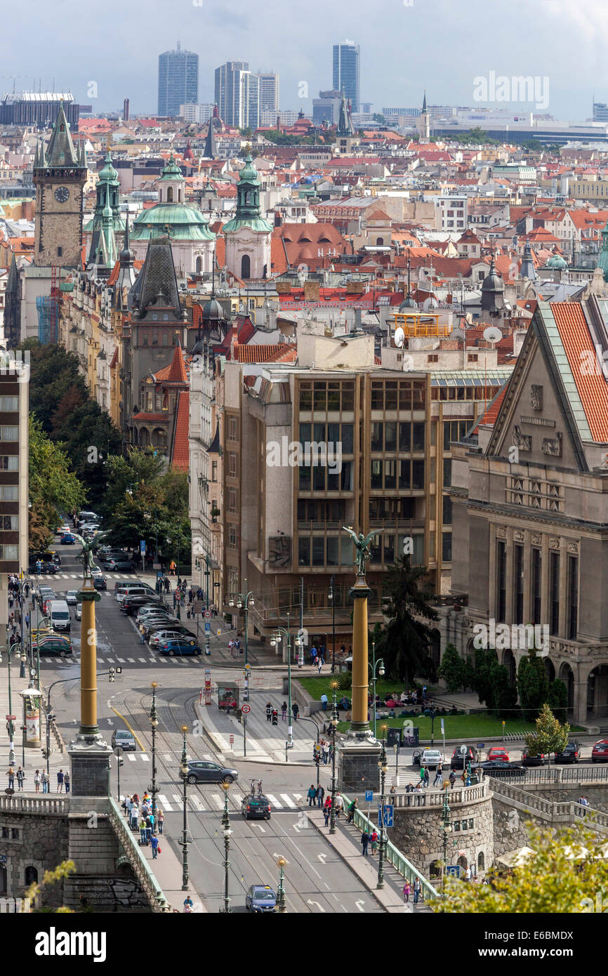Prag, Vordergrund Parizska Straße, Wolkenkratzer Pankrac, Tschechische Republik Stockfoto