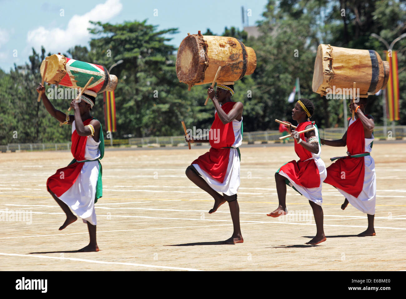 Eine kulturelle Burundi-Truppe unterhält die Gäste in Kampala, Uganda. Musik und Tanz sind Crurical Grundelemente der afrikanischen Kultur Stockfoto