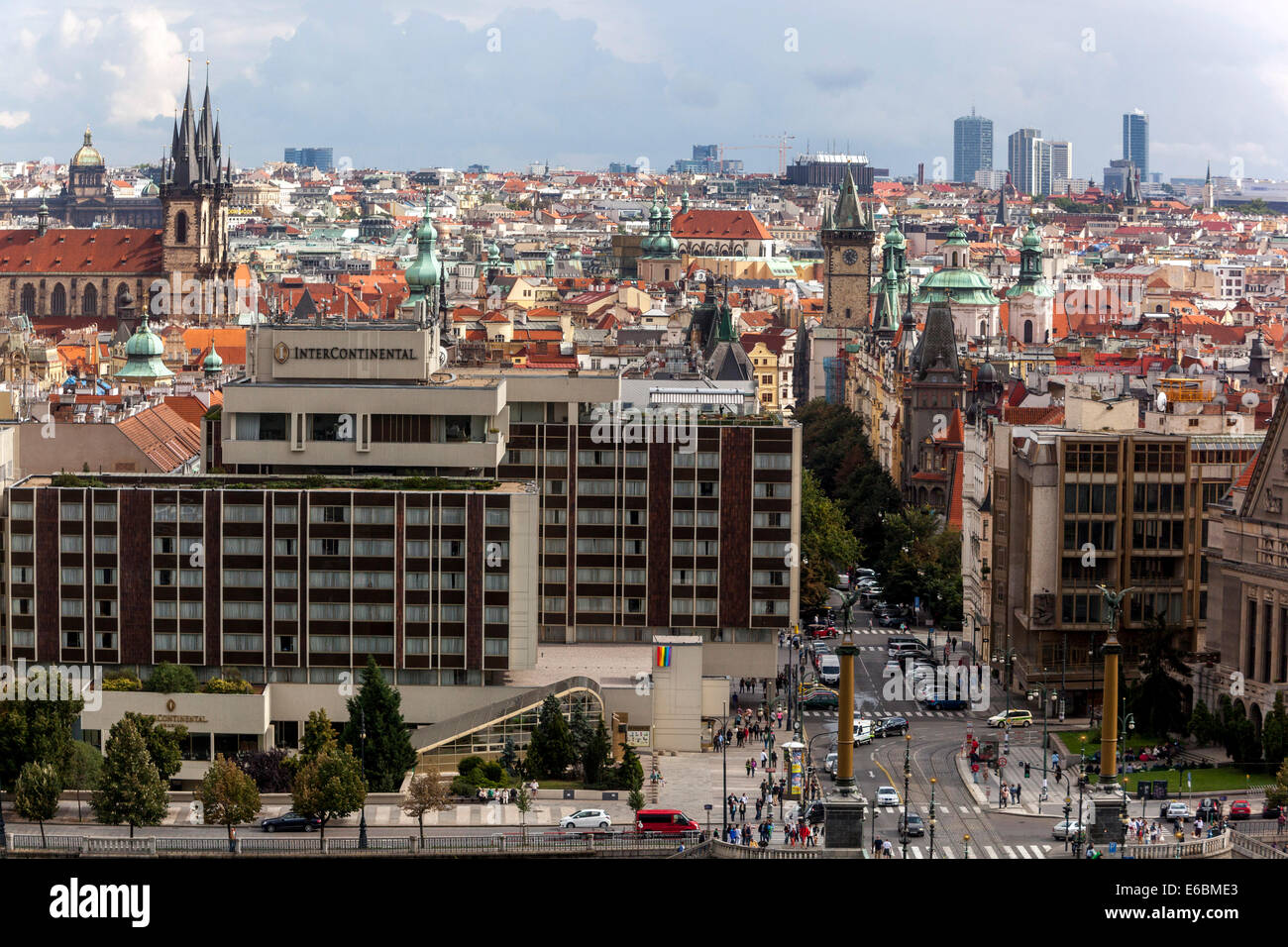 Prager Stadtbild Foreground Hotel Intercontinental, Parizska Straße, Tyn Kirche, Wolkenkratzer Pankrac Prag Panorama Altstadt Tschechien Stadtblick Stockfoto