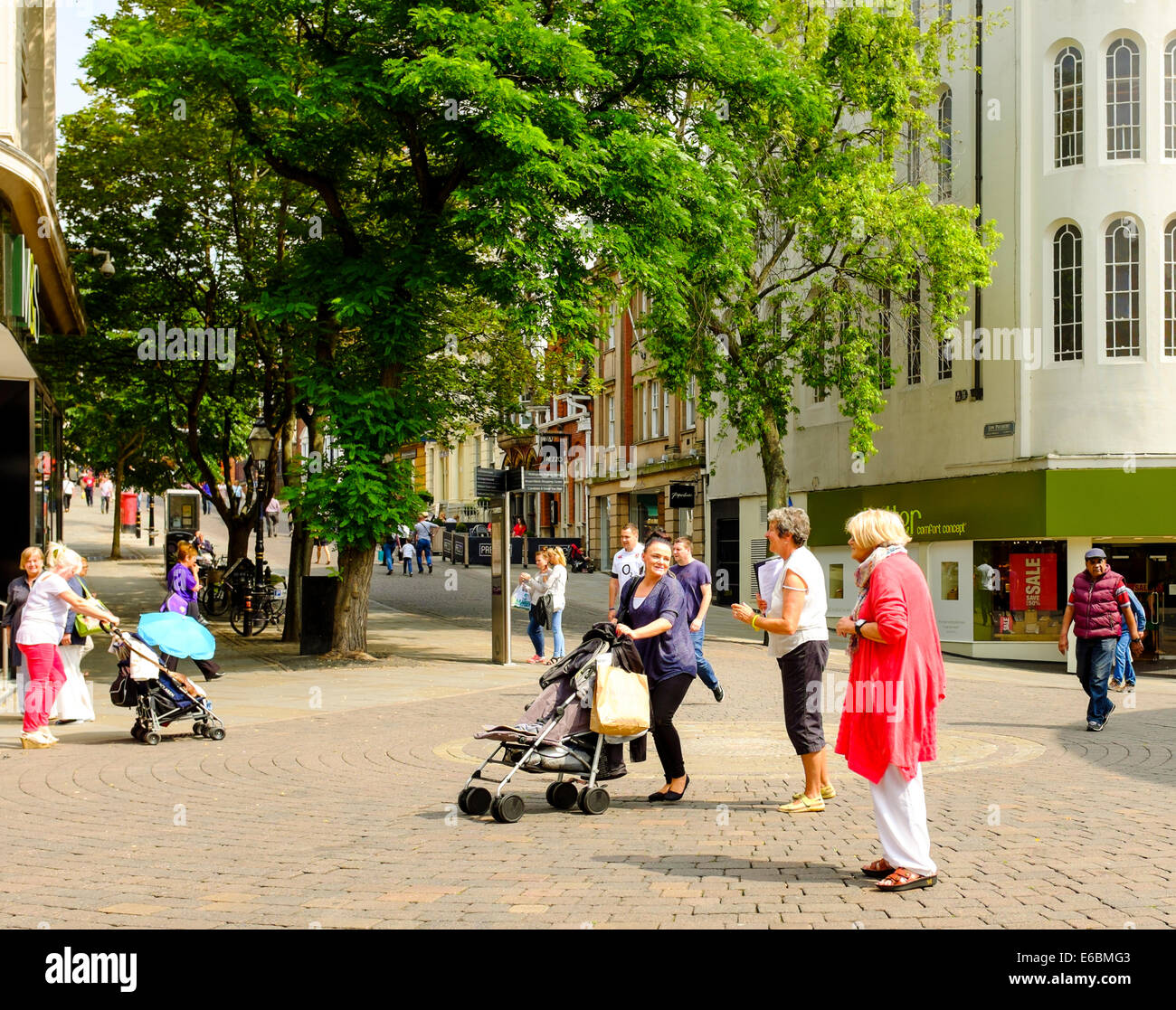 Zwei Dame Marktforscher nähert sich potenzielle Kandidaten. An der Kreuzung von Listergate und Low Pflaster, Nottingham. Stockfoto