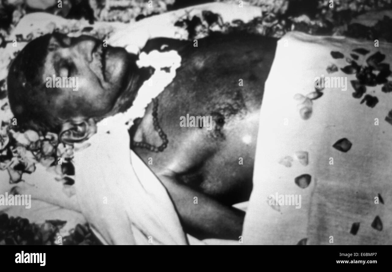 Die sterblichen Überreste von Mahatma Gandhi während seiner Beerdigung. 30. Januar 1948. Stockfoto
