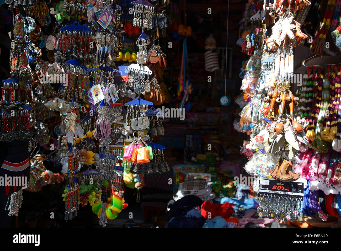 Ein indischer Souvenirladen, der Himalaya-Souvenirs in der Mall Road verkauft, einer beliebten Touristenattraktion in Shimla in Himachal Pradesh, Indien Stockfoto