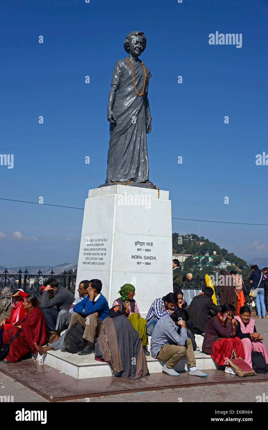 Die Statue von Indira Gandi auf dem Rücken in Shimla, Himachal Pradesh, Indien Shimla ist eine große Stadt mit einer ausgedehnten Bevölkerung Stockfoto