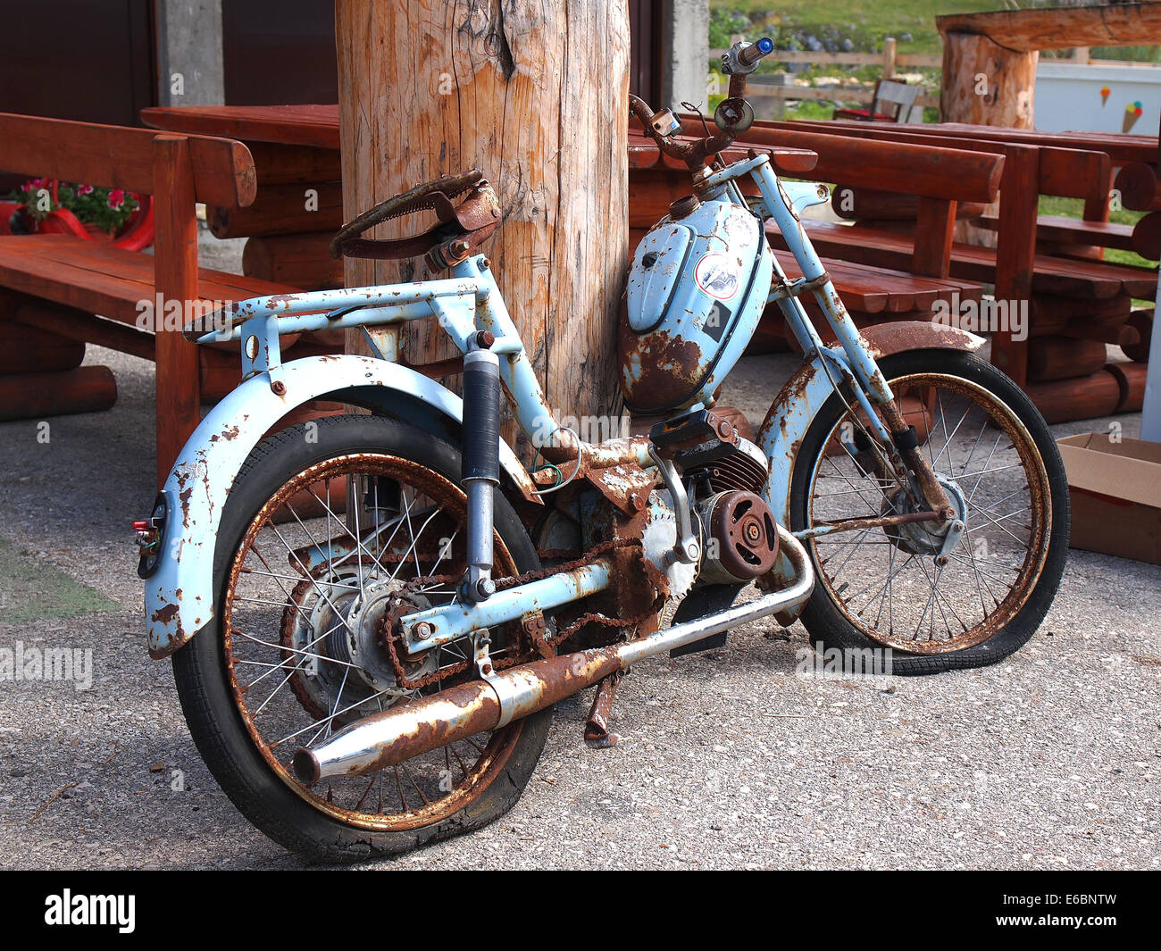 die alten, rostigen Motorrad auf einer Straße Stockfoto