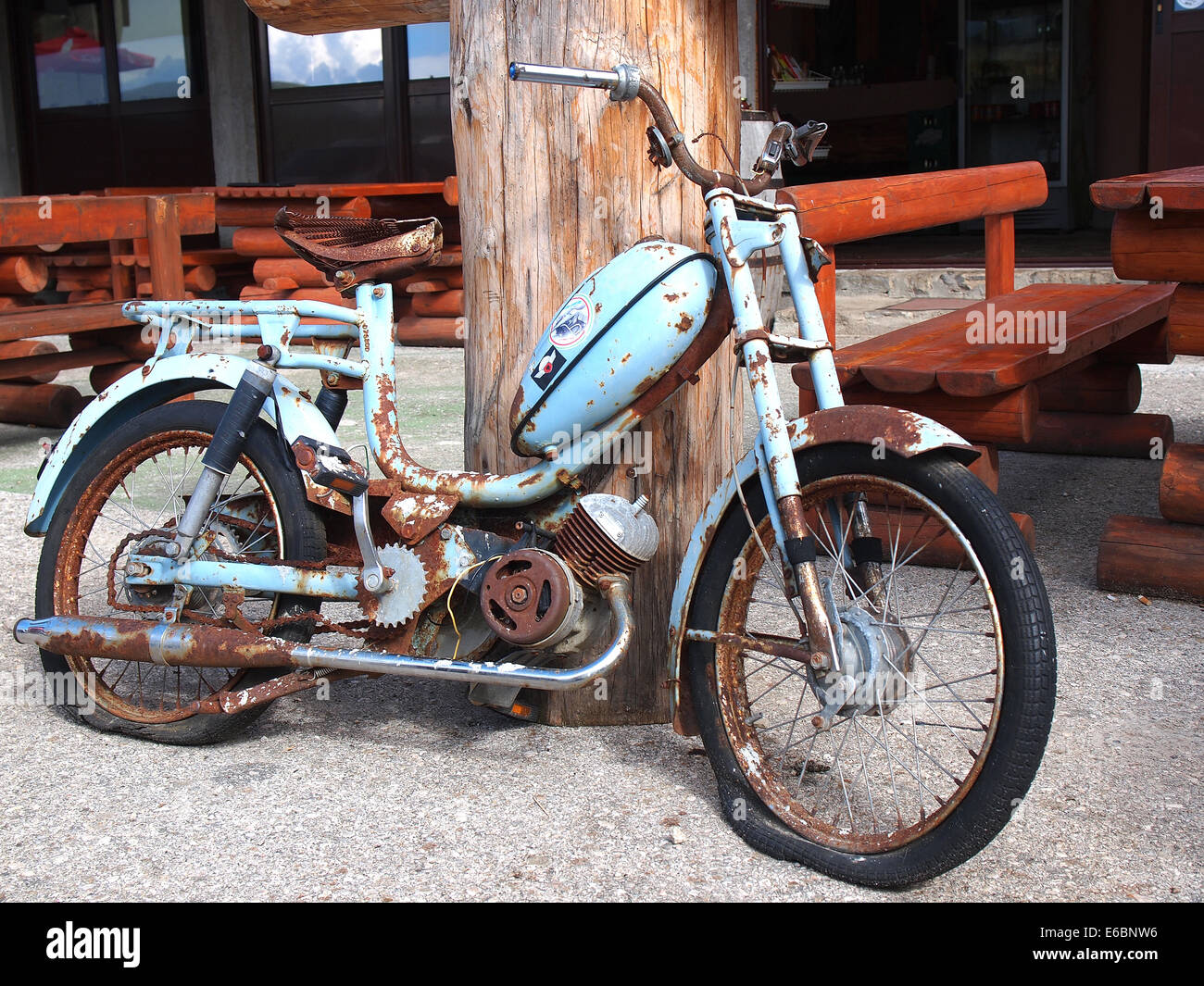 die alten, rostigen Motorrad auf einer Straße Stockfoto