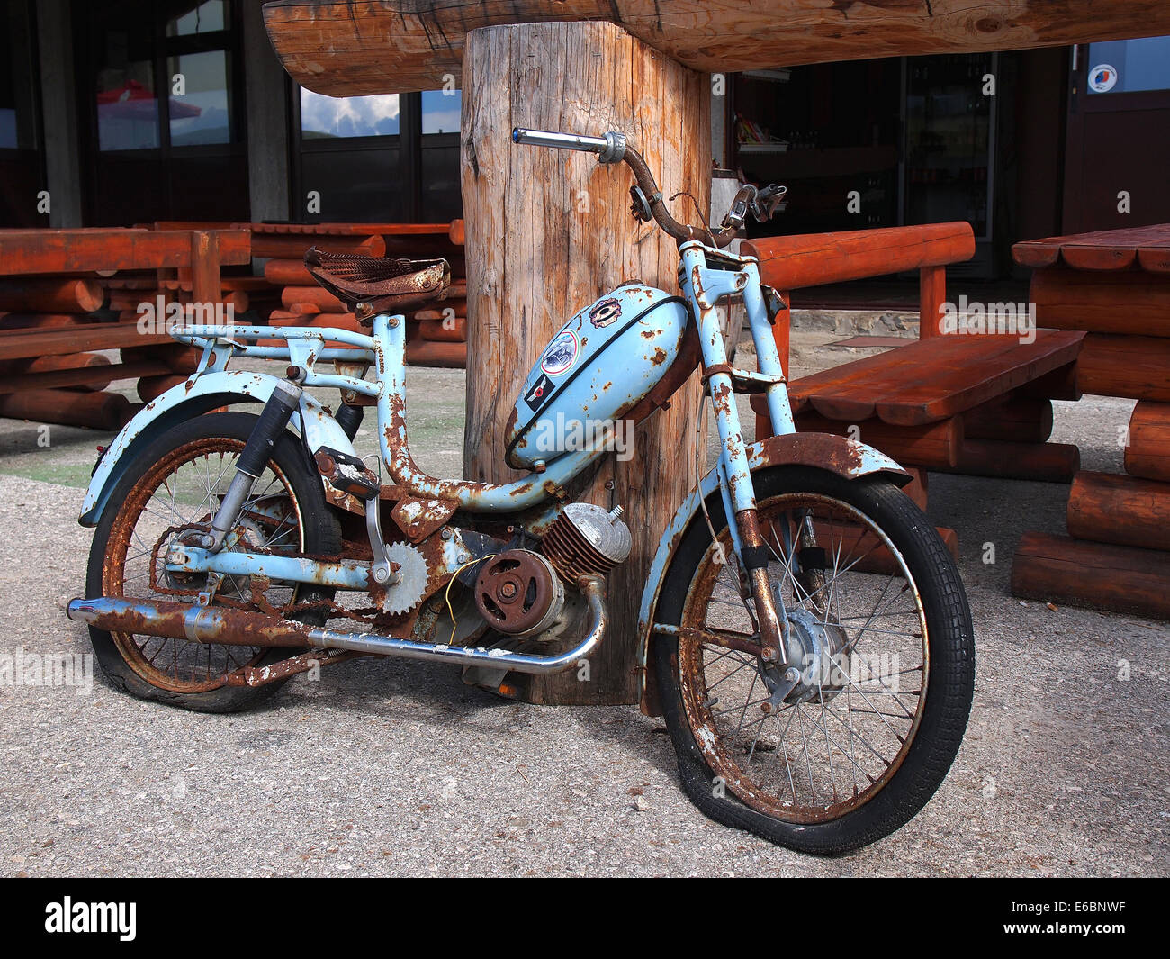 die alten, rostigen Motorrad auf einer Straße Stockfoto