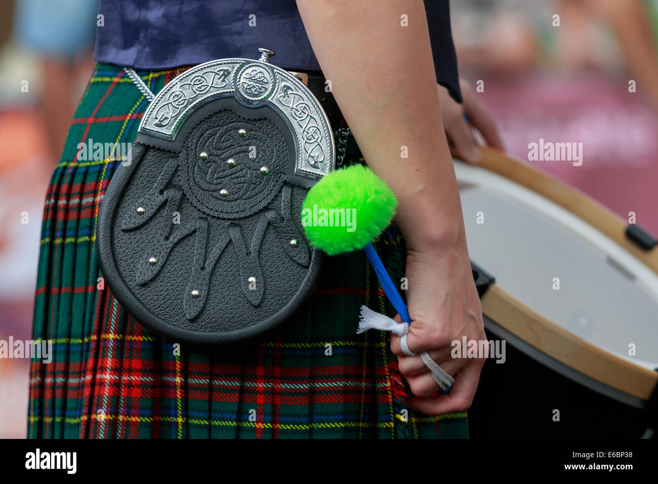 Junge Frau, als Schlagzeuger in einer Dudelsackkapelle während Piping Live-Wettbewerb statt, in Glasgow, Scotland, UK Stockfoto