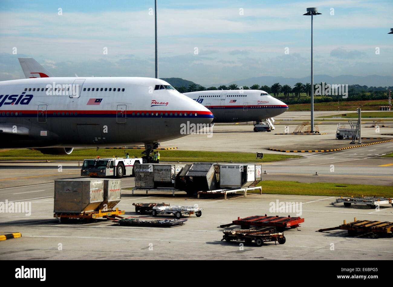 KUALA LUMPUR, MALAYSIA: Zwei Malaysian Airways Boeing 747 Flugzeugen auf dem Rollfeld in KL International Airport * Stockfoto