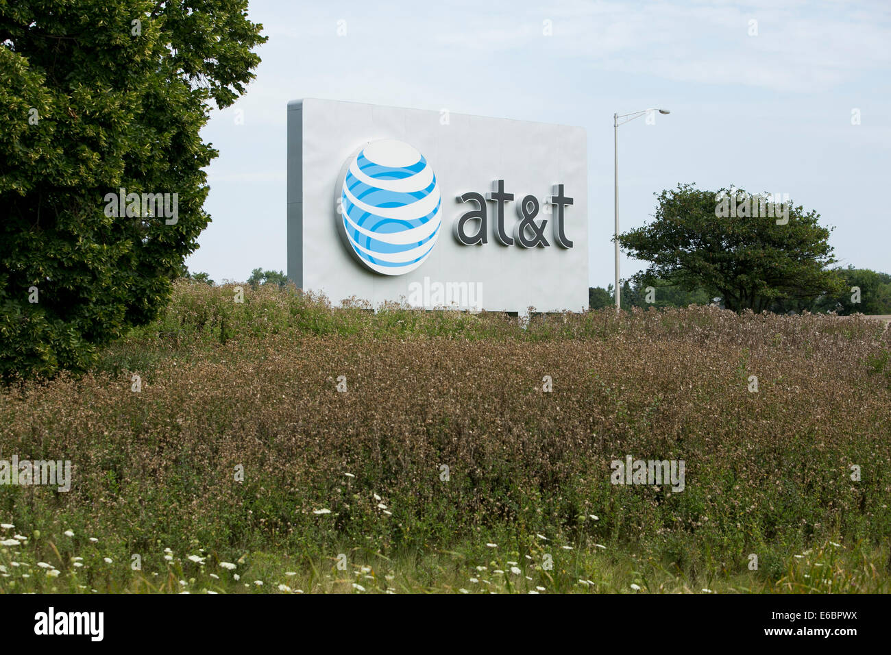 Ein AT&T Logo Zeichen in Northbrook, Illinois. Stockfoto