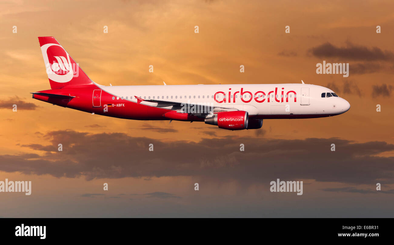 Air Berlin Airbus A320-214 im Flug in der Nacht Stockfoto