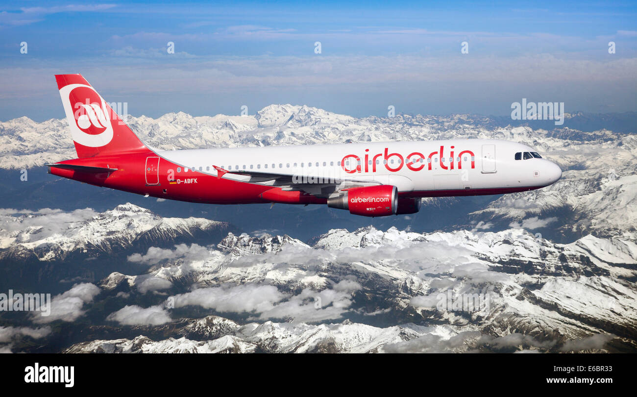 Air Berlin Airbus A320-214 im Flug über die Alpen, Schweiz Stockfoto Air Berlin Airbus A320-214 im Flug über die Alpen, Schweiz Stockfoto