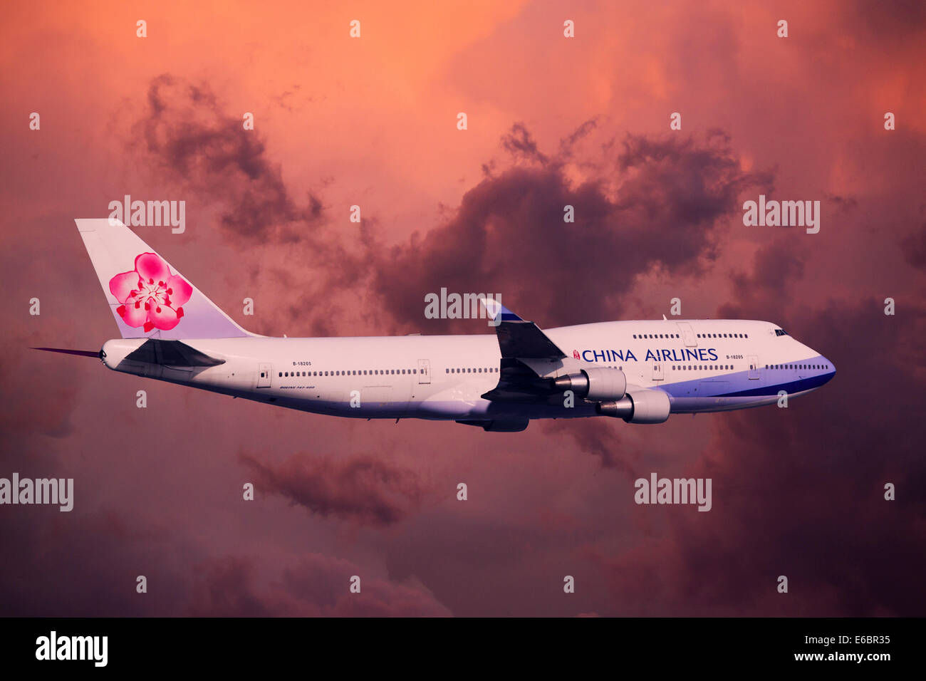 China Airlines Boeing 747-409 im Flug während eines Gewitters Stockfoto