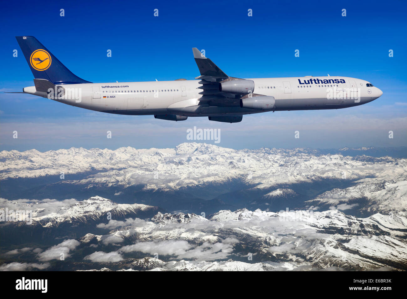 Lufthansa Airbus A330-343 im Flug über Berge, Schweiz Stockfotografie -  Alamy