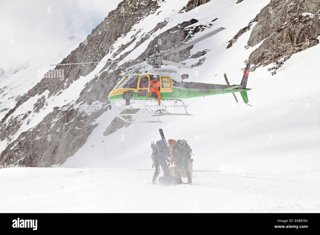 Ein Hubschrauber ist auf dem Gletscher am Cavardiras Landung zur Beförderung von Personen ins Tal, Graubünden, Schweiz Stockfoto