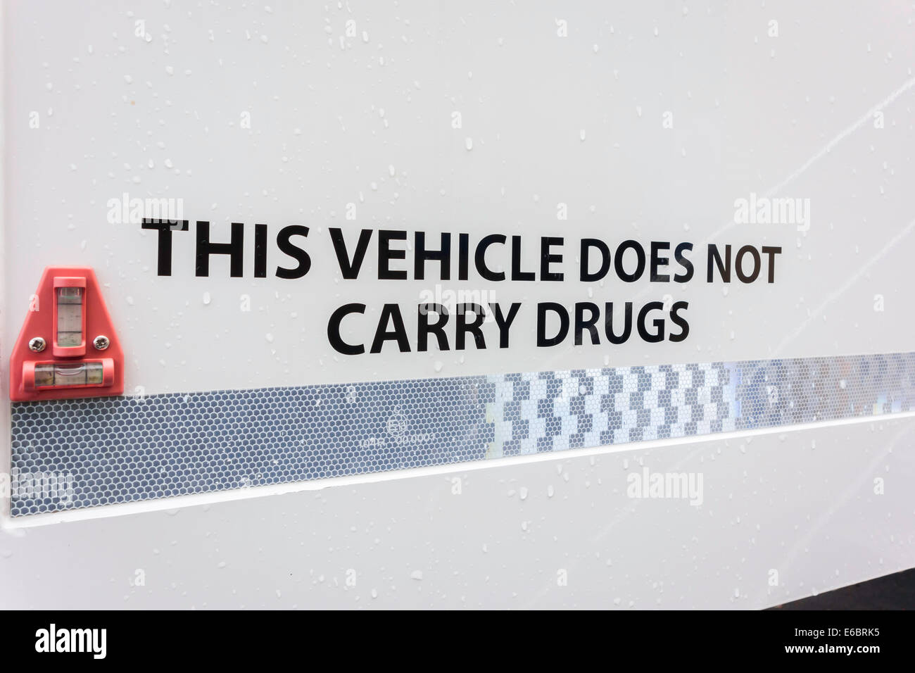 Bekanntmachung über ein National Health Service-Fahrzeug: das Fahrzeug trägt keine Drogen Stockfoto