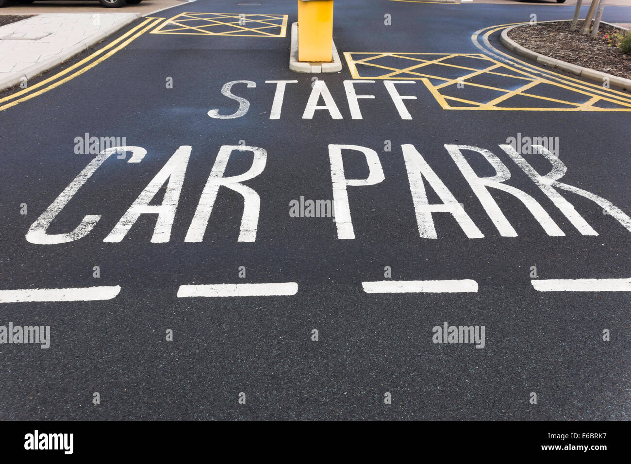 Zeichen gekennzeichnet in der Straße Parkplatz Personal Stockfoto