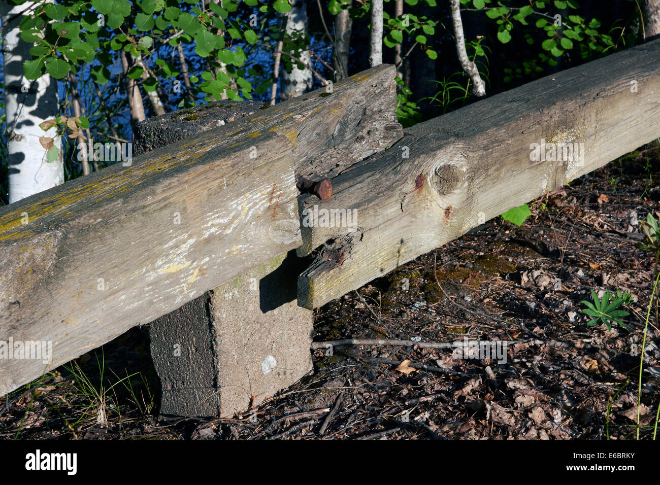 alte hölzerne Straße Seite Sicherheitsbarriere, Finnland Stockfoto