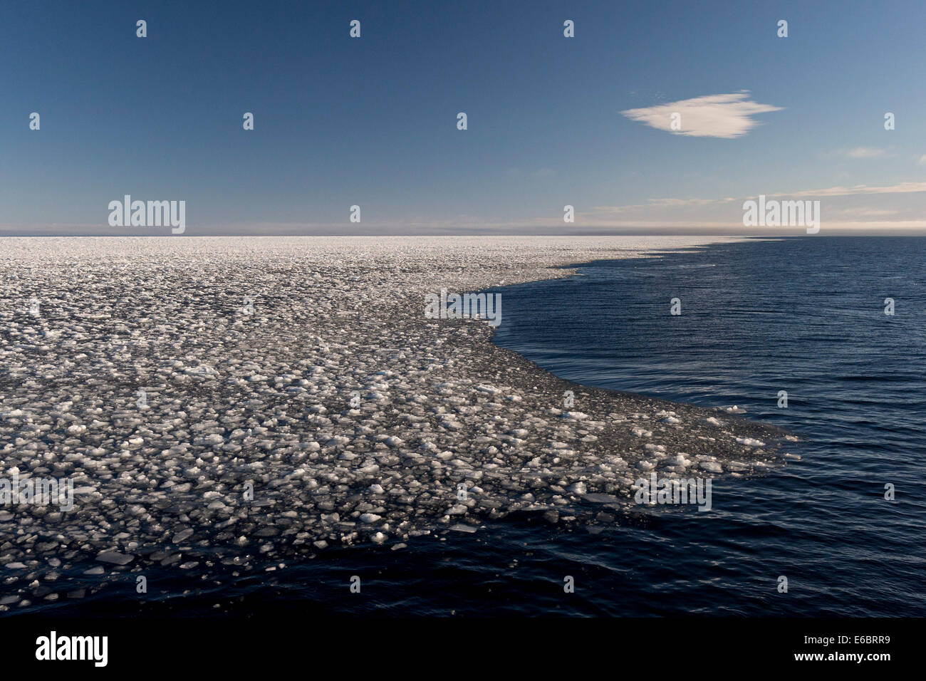 Eisschollen, Rand des Packeises, Nordpolarmeer, Spitzbergen, Svalbard-Inseln, Svalbard und Jan Mayen, Norwegen Stockfoto