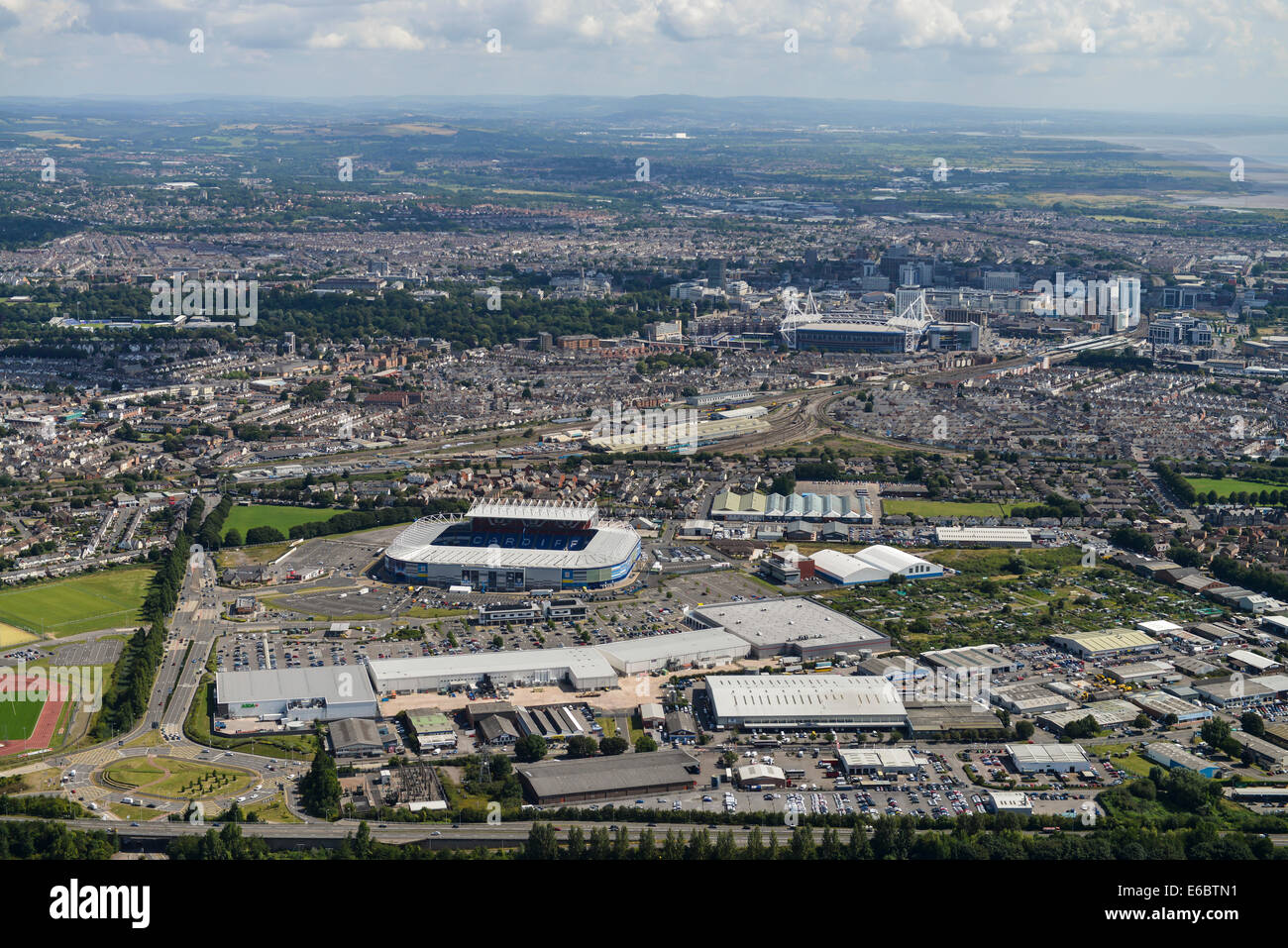Eine Luftaufnahme von Cardiff, Südwales. Blick aus dem Westen mit der Cardiff City Stadium und Millennium Stadium beide sichtbar. Stockfoto