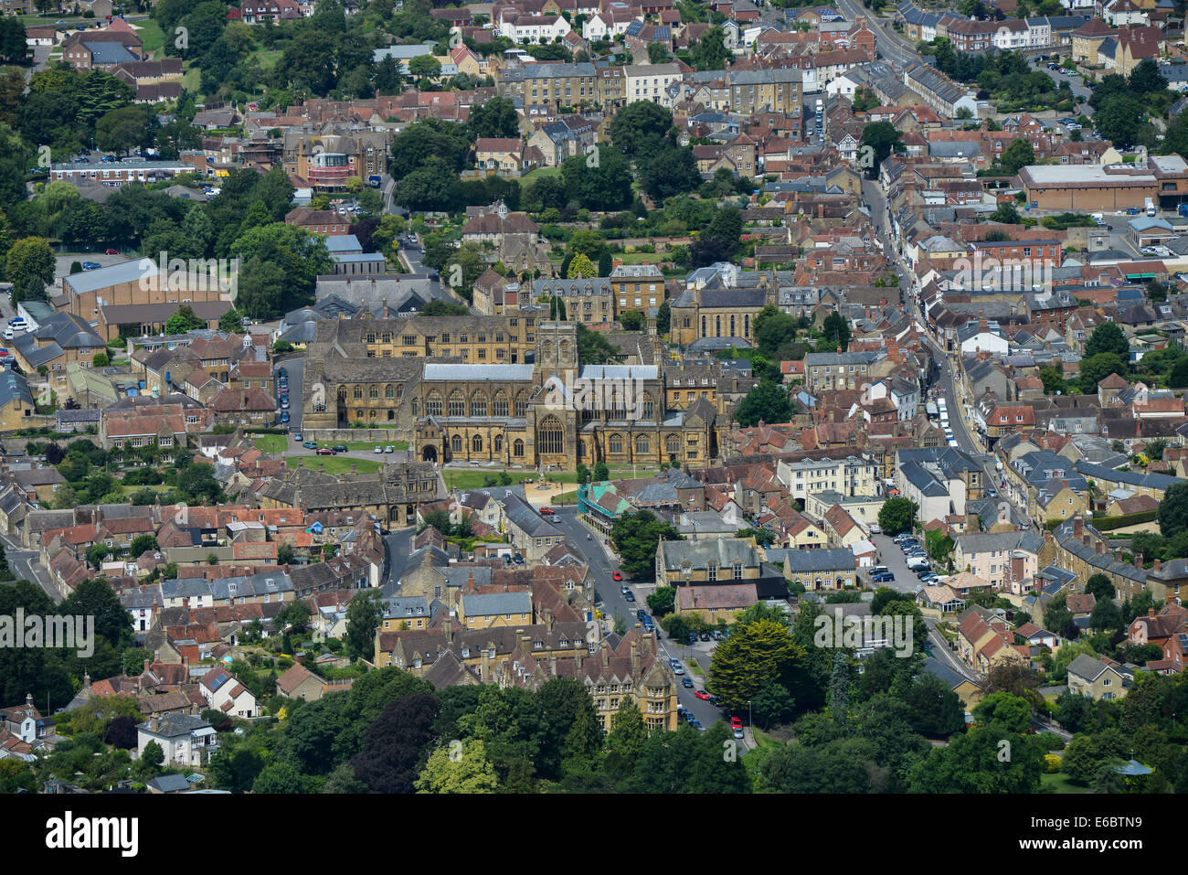 Eine Luftaufnahme zeigt Sherborne Abbey und der unmittelbaren Umgebung. Dorset, Vereinigtes Königreich Stockfoto