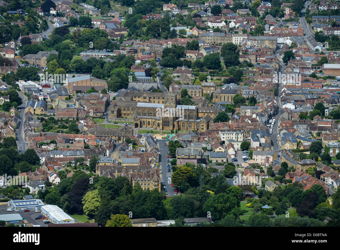 Eine Luftaufnahme zeigt Sherborne Abbey und der unmittelbaren Umgebung. Dorset, Vereinigtes Königreich Stockfoto