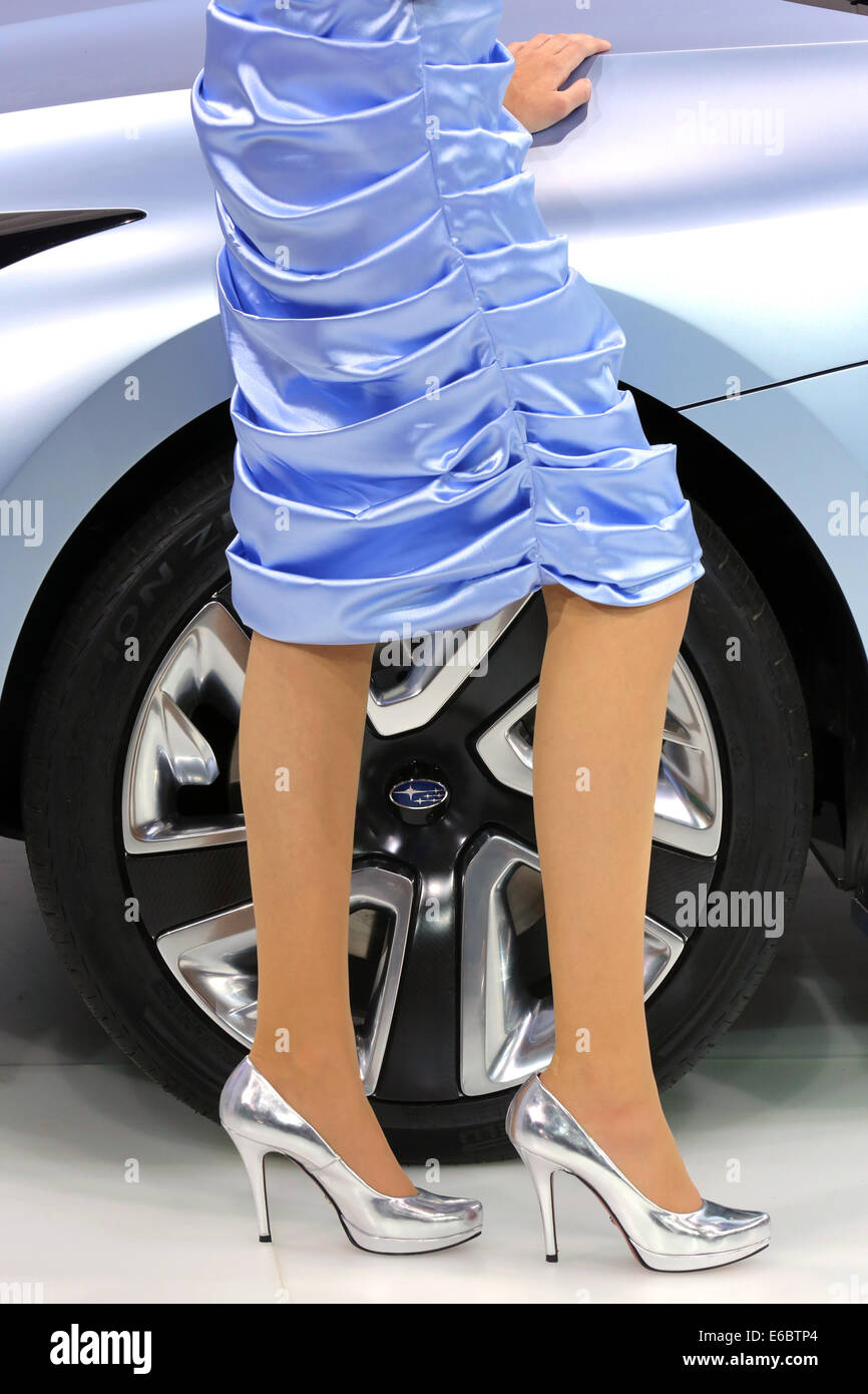 Beine und Schuhe eines weiblichen Hosts präsentiert ein neues Subaru Auto während 65.. Motorshow IAA 2013, Frankfurt am Main, Deutschland Stockfoto