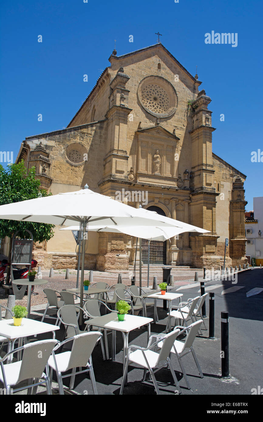 Kleinen Straßencafé außerhalb der Iglesia de San Pedro, Plaza de San Pedro, Córdoba, Andalusien, Spanien, Europa Stockfoto