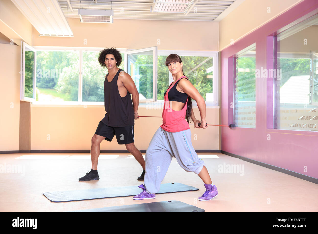 junge Menschen mit Fitness-Geräte in einem Fitnessstudio Stockfoto