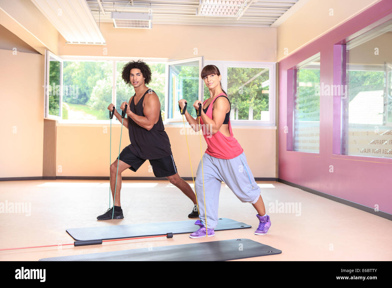 junge Menschen mit Kautschukarmband in ein Fitness-Studio Stockfoto