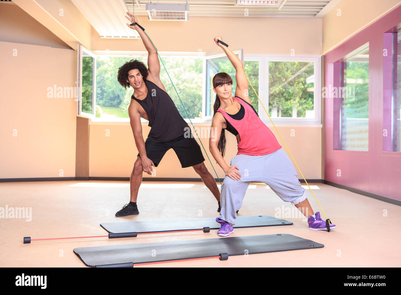 junge Menschen mit Kautschukarmband in ein Fitness-Studio Stockfoto