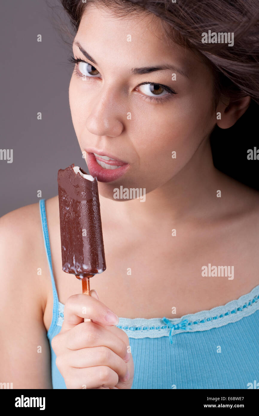 Sexy Brünette Frau Schokolade Eis essen. Stockfoto