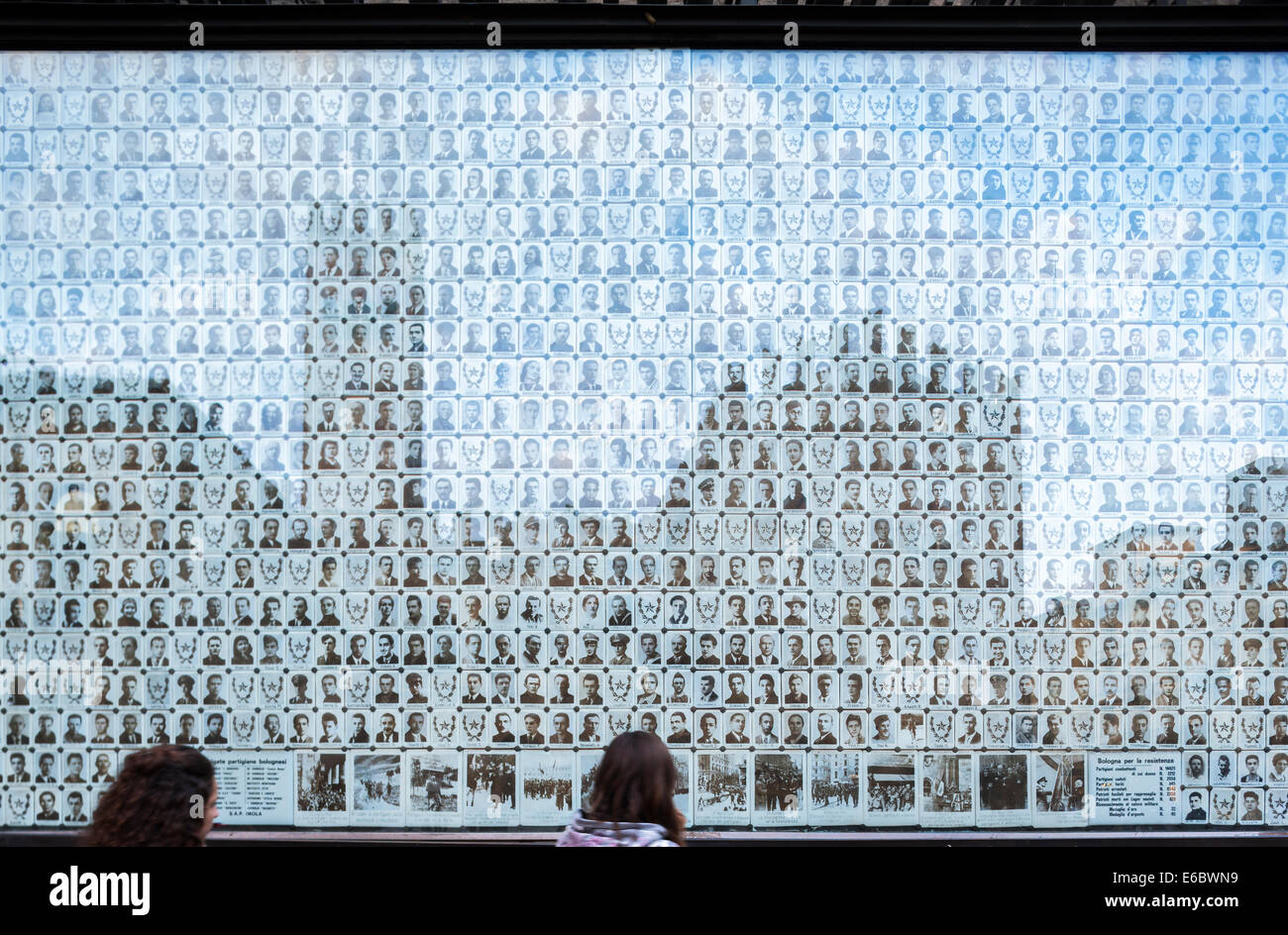 Bologna-Denkmal an die WWII antifaschistischen Partisanen Märtyrer an der Wand des Sala Borsa in Piazza del Nettuno Stockfoto