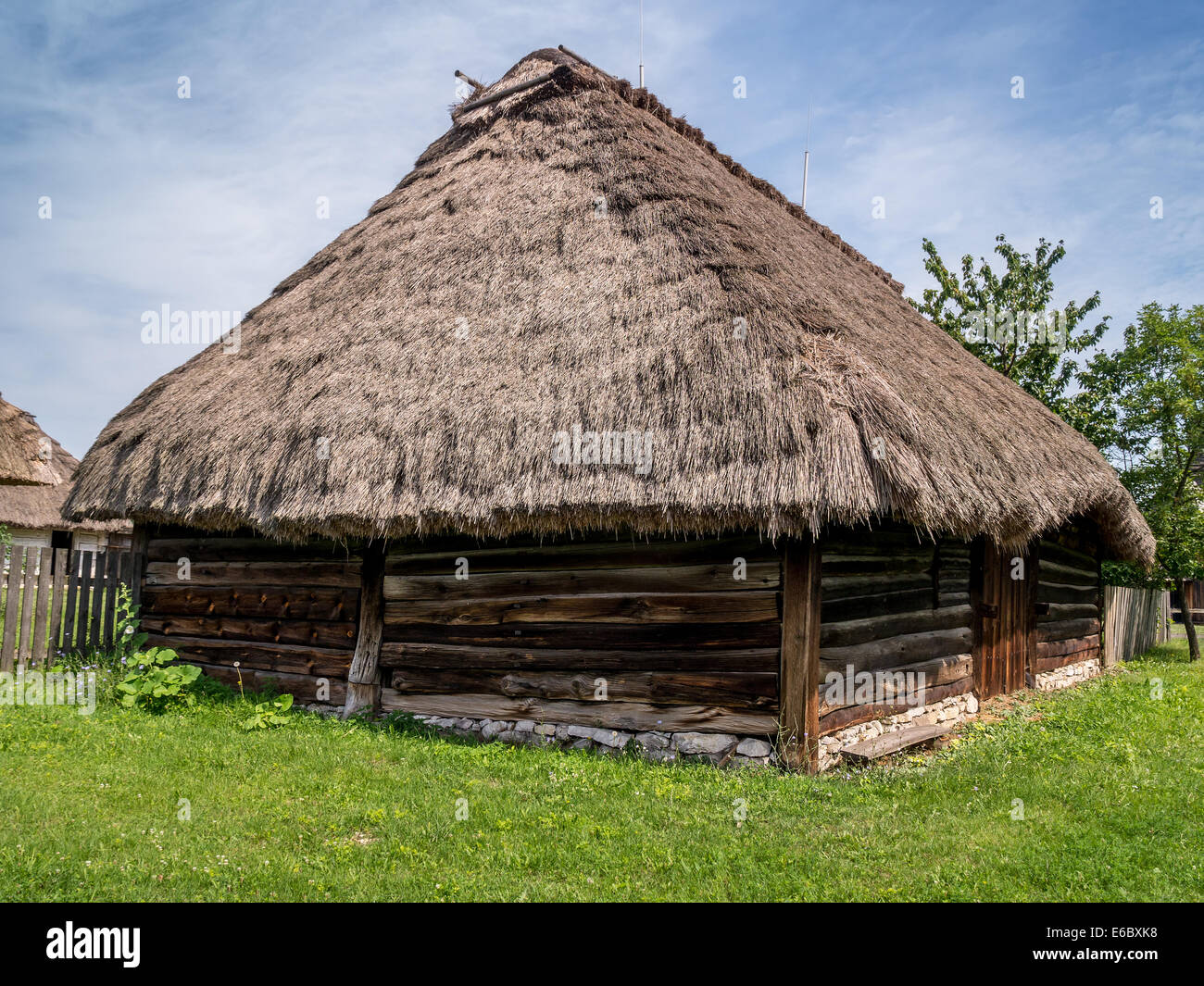 Typische alte Stil polnischen Reetdachhaus Stockfoto