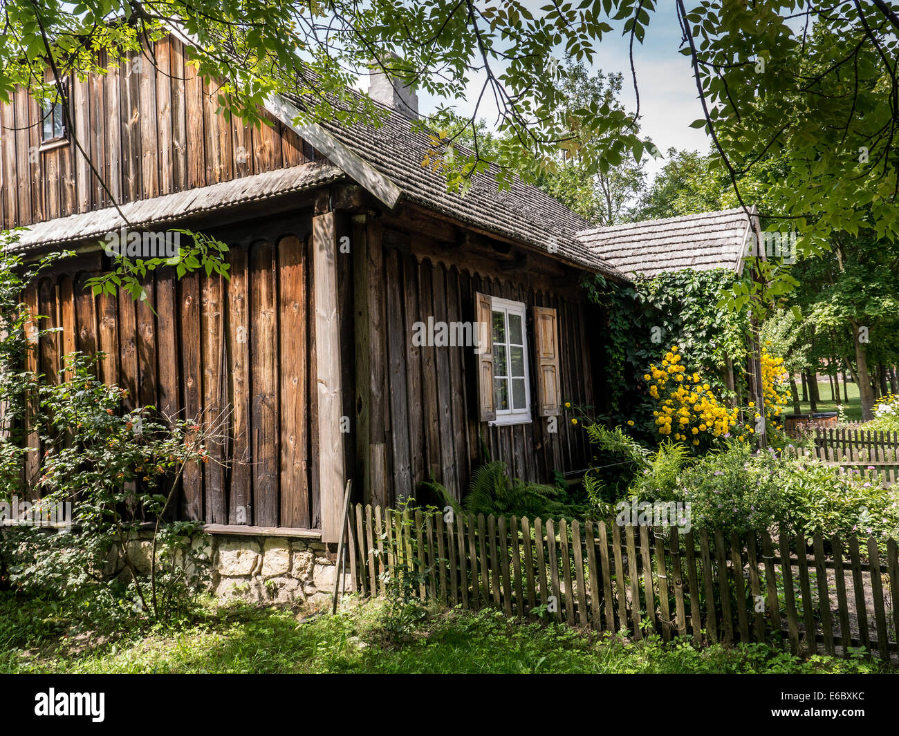 Gehöft mit alten Holzhaus Stockfoto