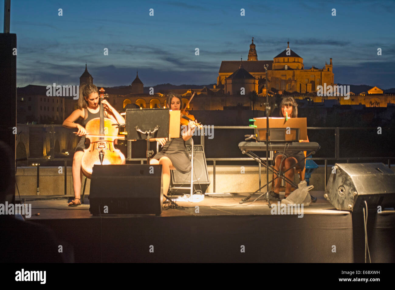 Musikalische Unterhaltung mit der Kathedrale von Cordoba in den Hintergrund, Córdoba, Andalusien, Spanien Stockfoto